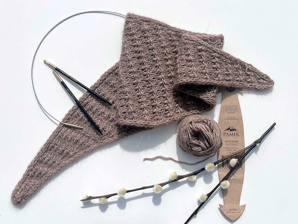Celeo Halstuch als Dreieck aus einem Knäuel SUPERIOR Kaschmir, mit Stricknadeln