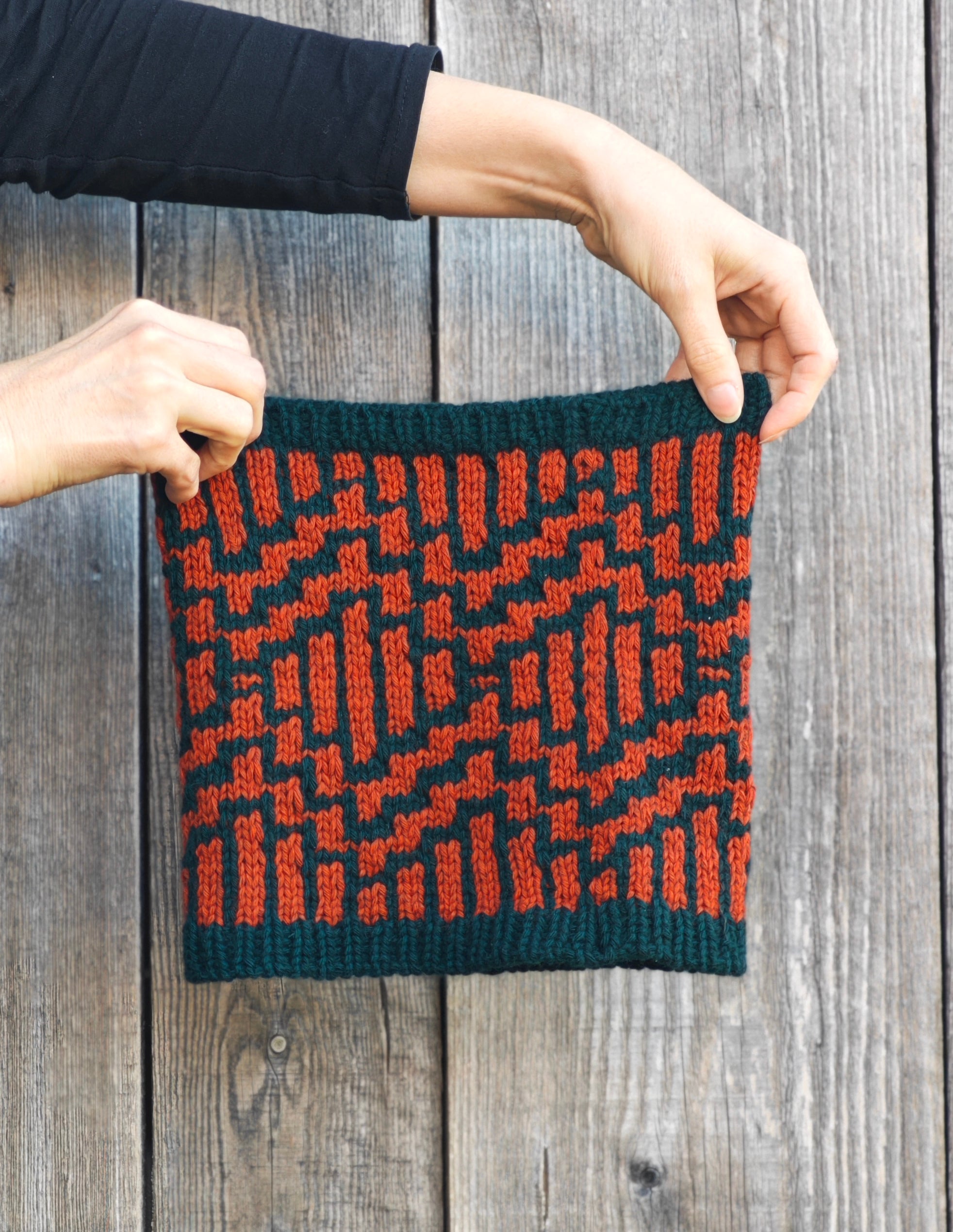 Nuri Cowl von Sidispinnt im Mosaikmuster aus GRAND Bosco und Fire Lily