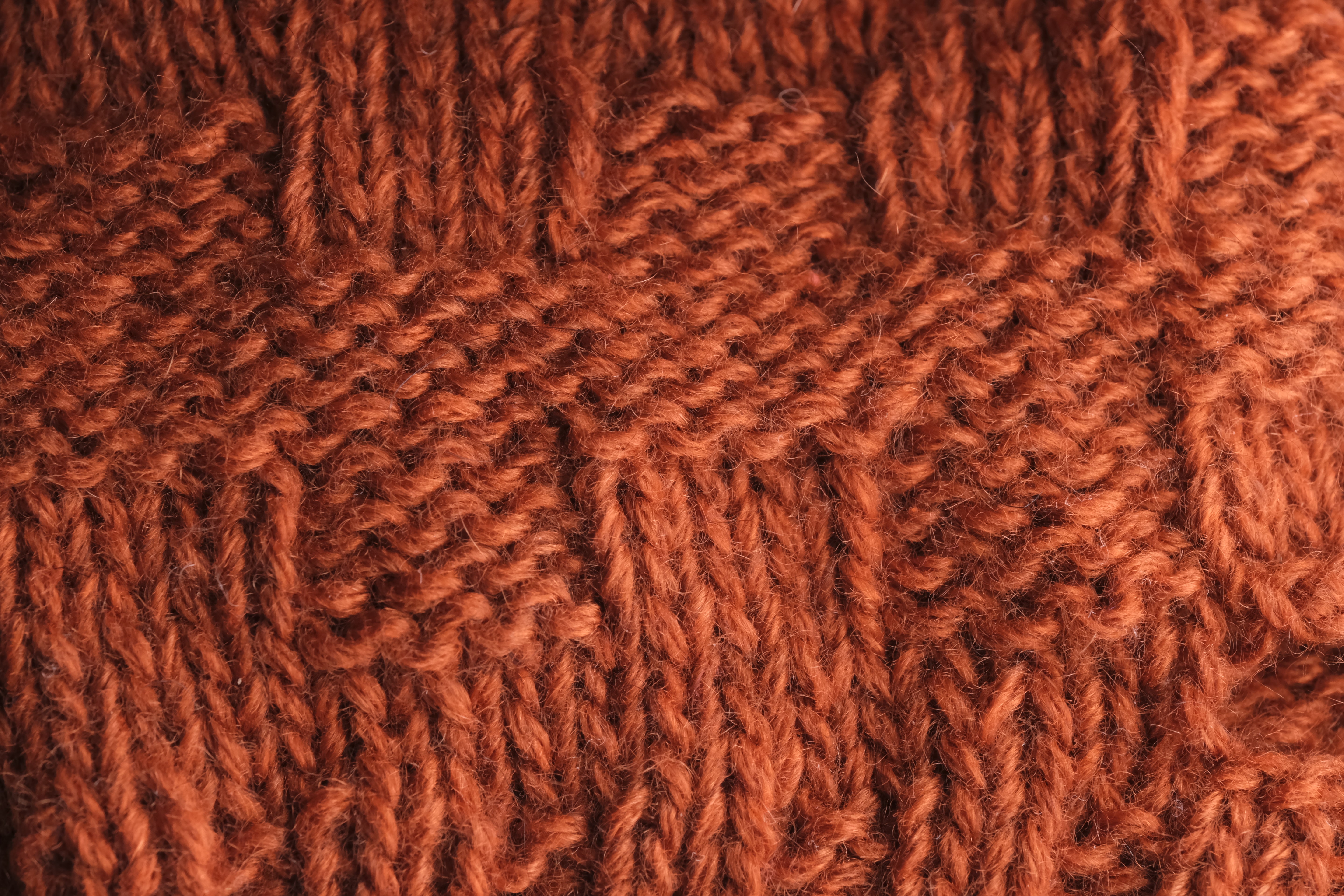 Gestricktes Kaschmir in Fire Lily, Nahaufnahme der Maschenstruktur