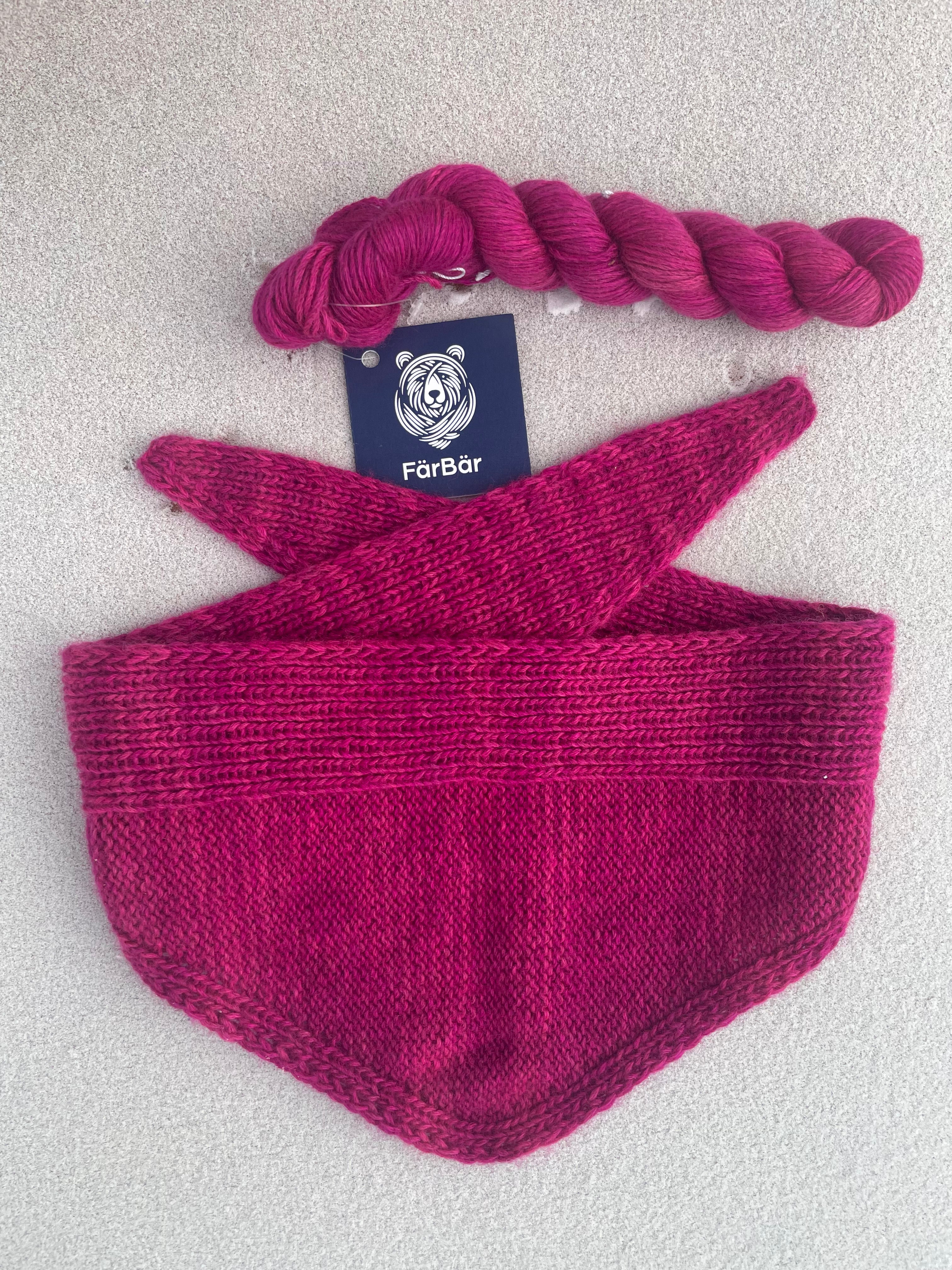 Jackie Bandana von Paulastrickt als pinkes Dreieckstuch aus Pamir Kaschmirgarn