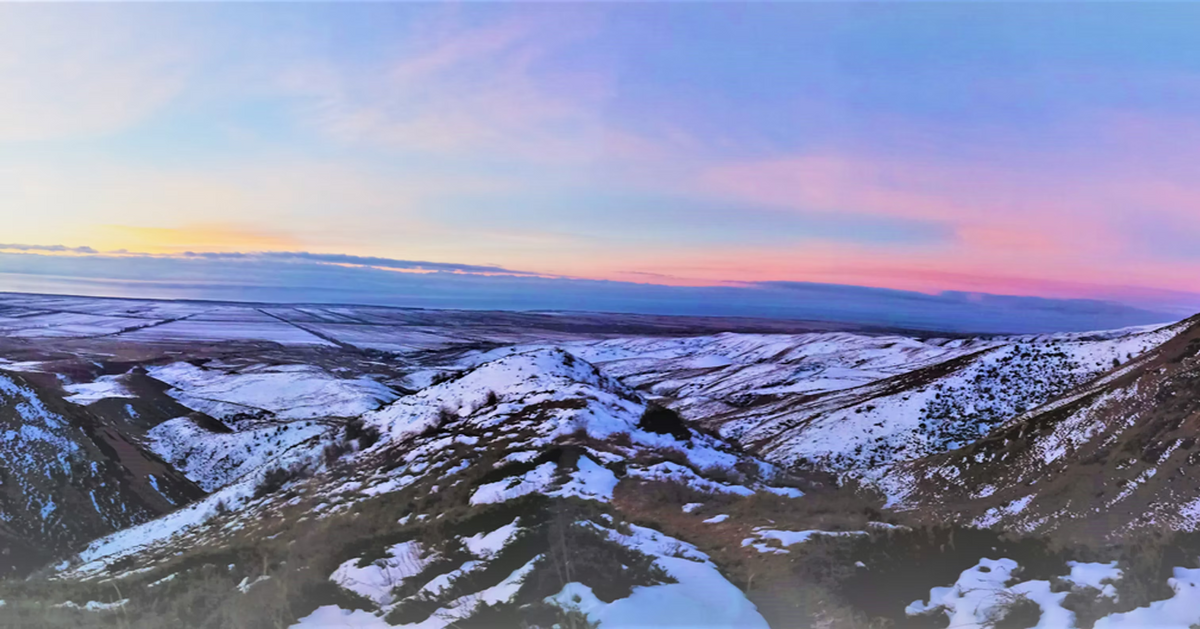Kirgisische Berglandschaft in der Abenddämmerung