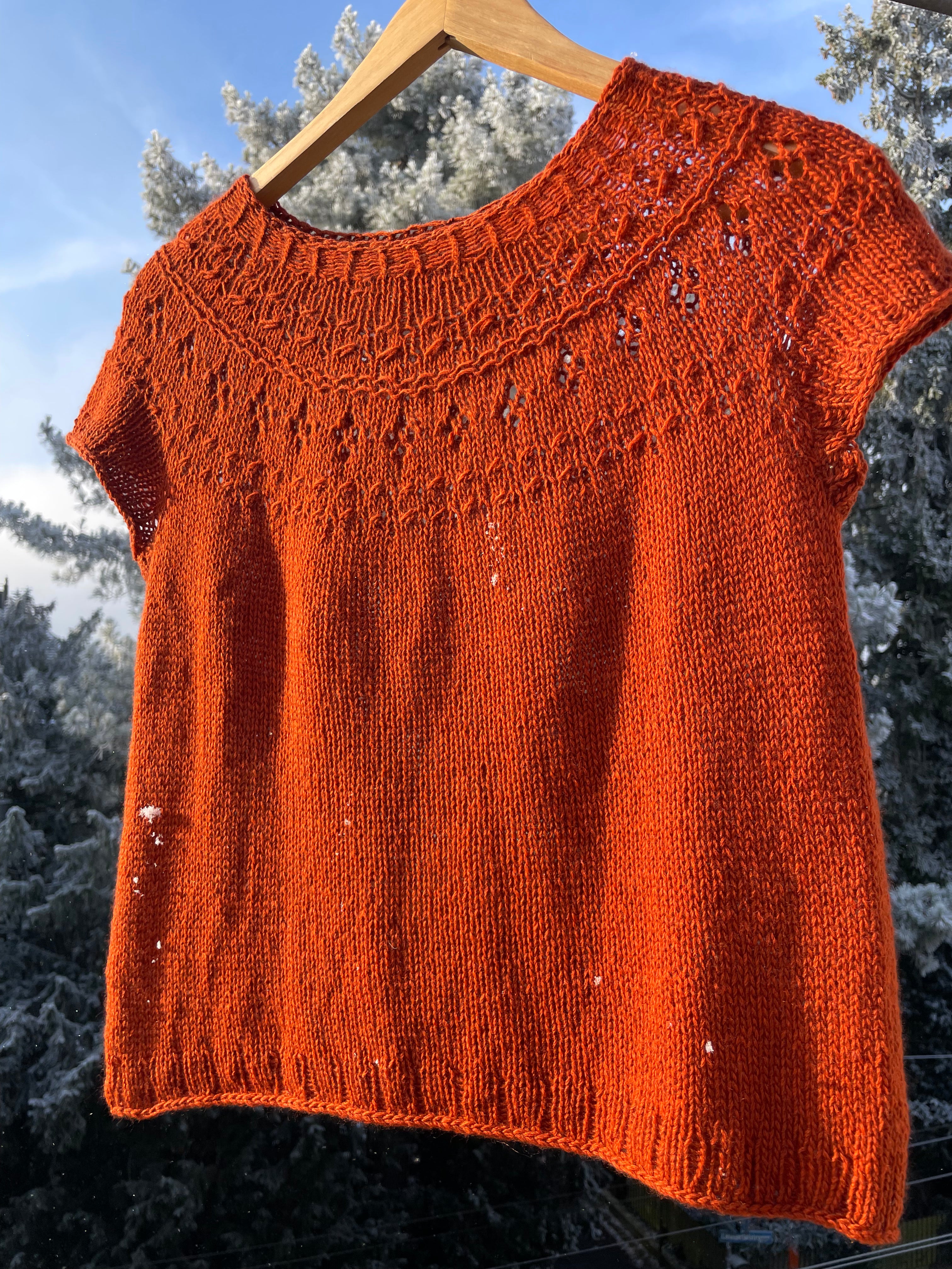 Pullunder Ranunculus von Midori Hirose in Orange, ganze Ansicht