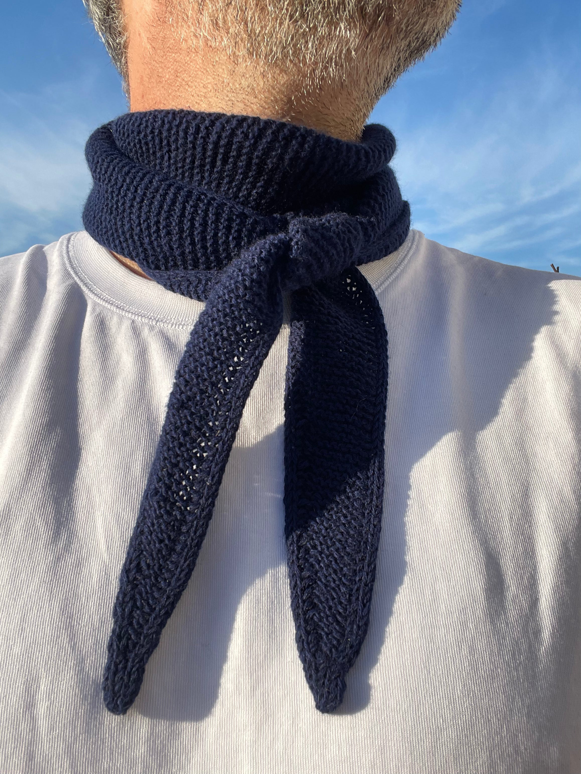 Sophie Scarf von PetiteKnit in Deep Sea, über einer weissen Bluse getragen