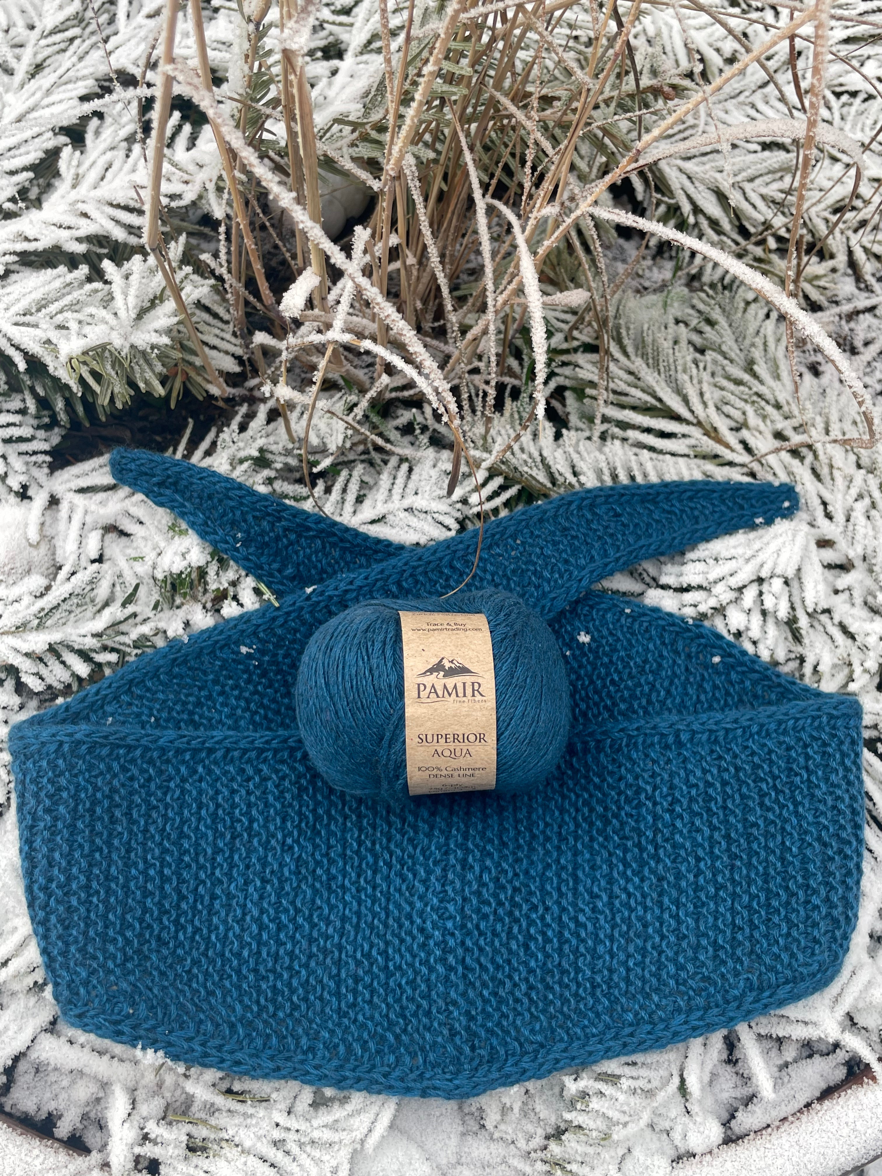Kleiner Sophie Scarf in Aqua aus einem Knäuel SUPERIOR Kaschmirgarn im Schnee