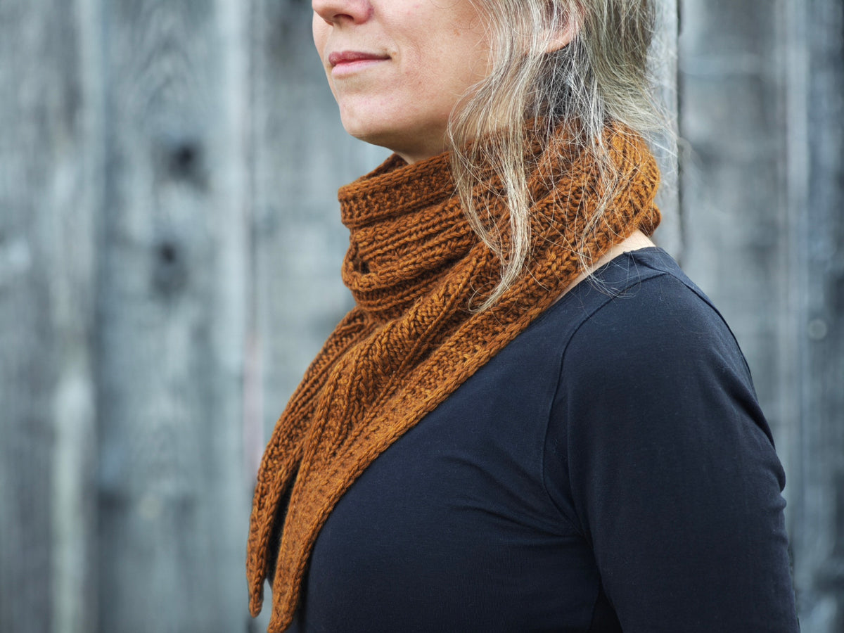Sylva Shawlette in Hazel um den Hals getragen, gestrickt aus Pamir CLASSIC Kaschmir