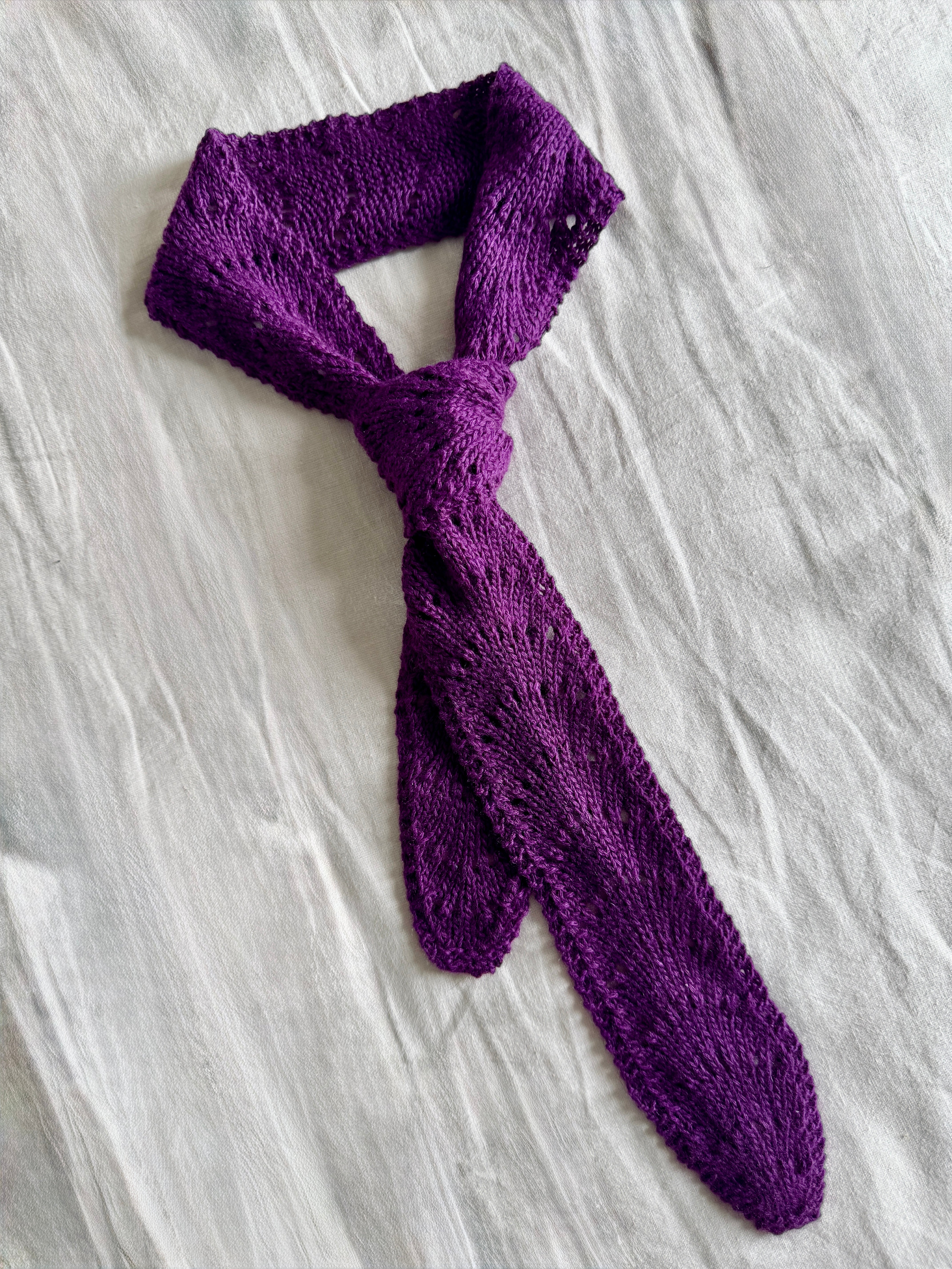 Pamir Scarf aus einem Knäuel SUPERIOR Kaschmirgarn in Lavandula, auf Holz ausgelegt