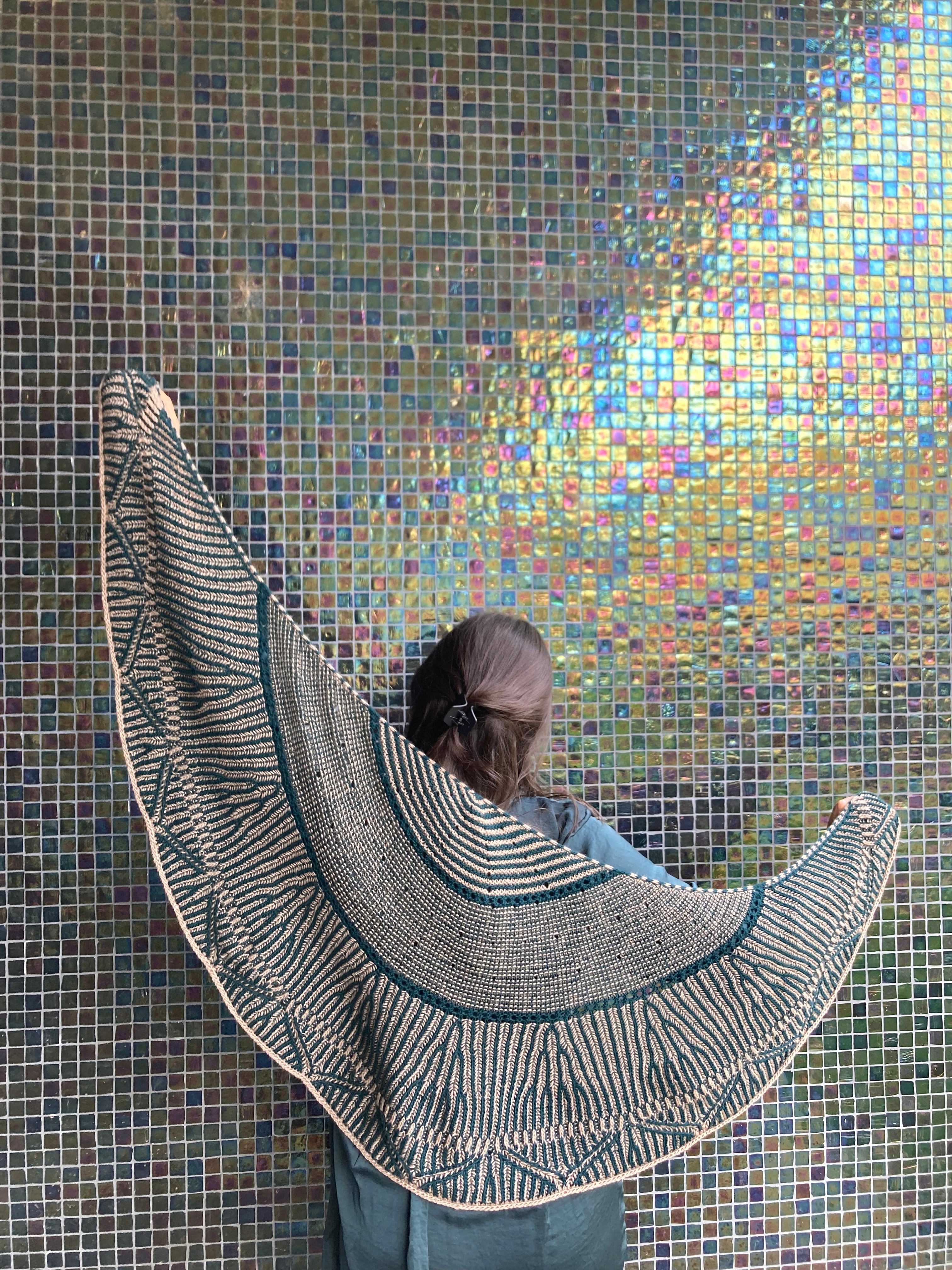 Halbmondförmiges Tuch Stepping Stones von Julie Knits in Paris, ausgebreitet