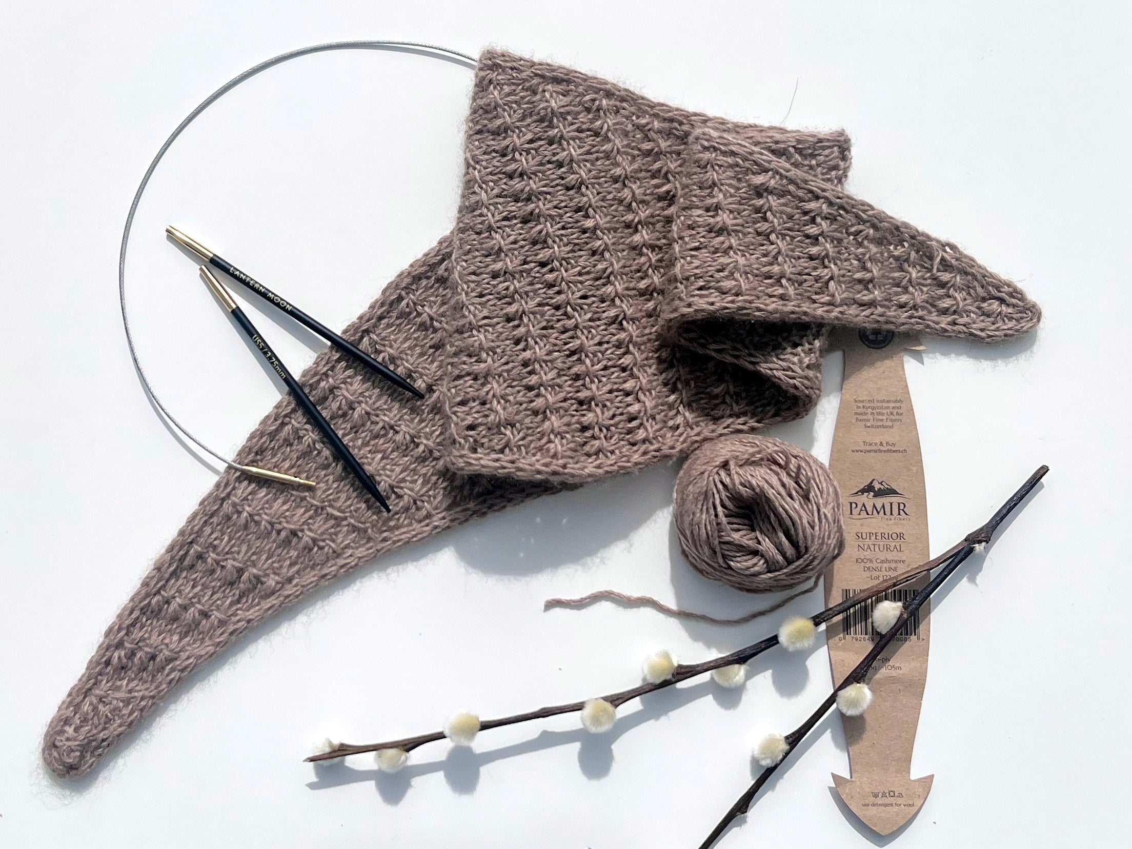 Celeo Halstuch als Dreieck aus einem Knäuel SUPERIOR Kaschmir, mit Stricknadeln