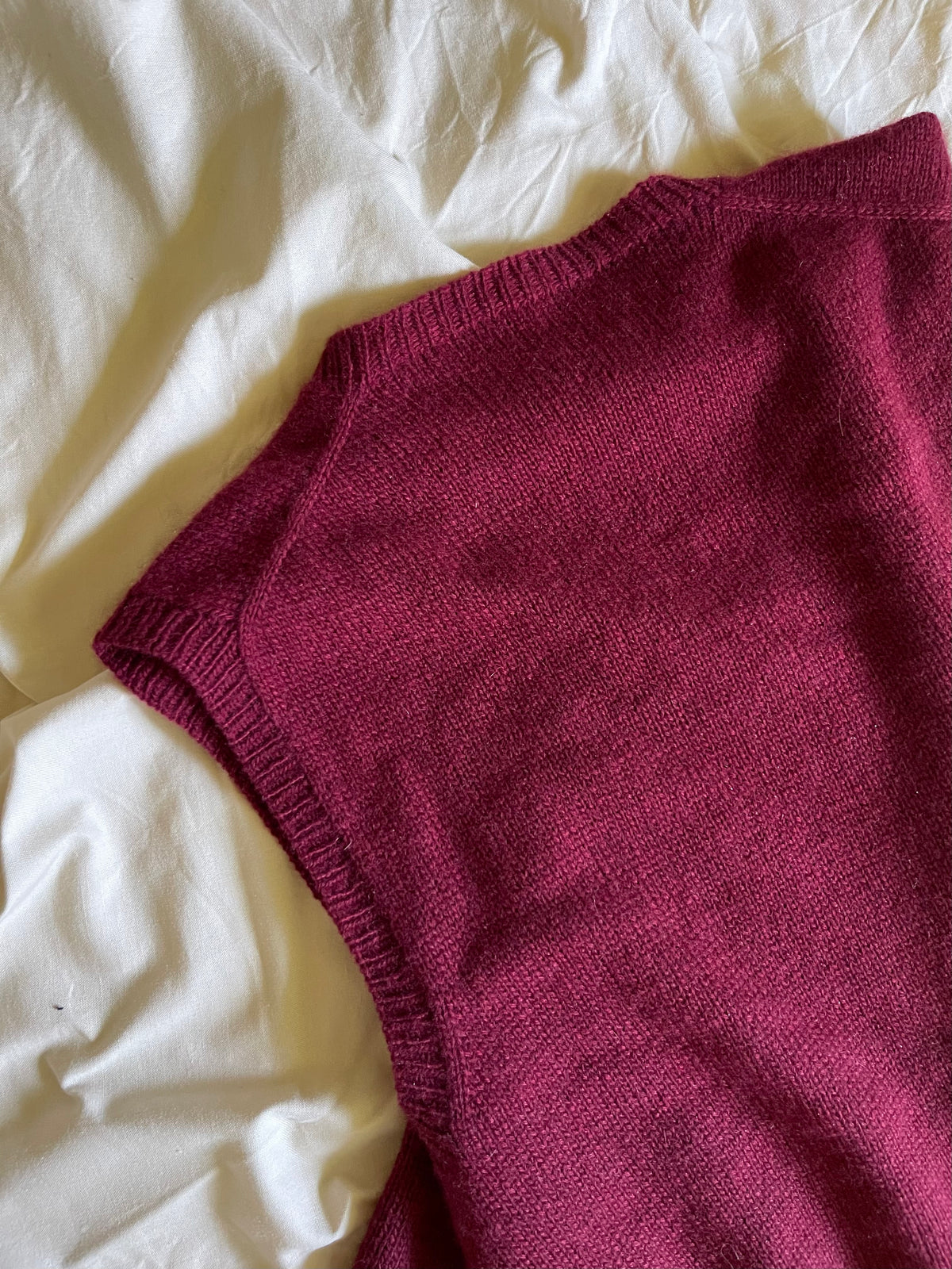 Colby Vest von pleasure Knitwear aus SUPERIOR in Tawny Port
