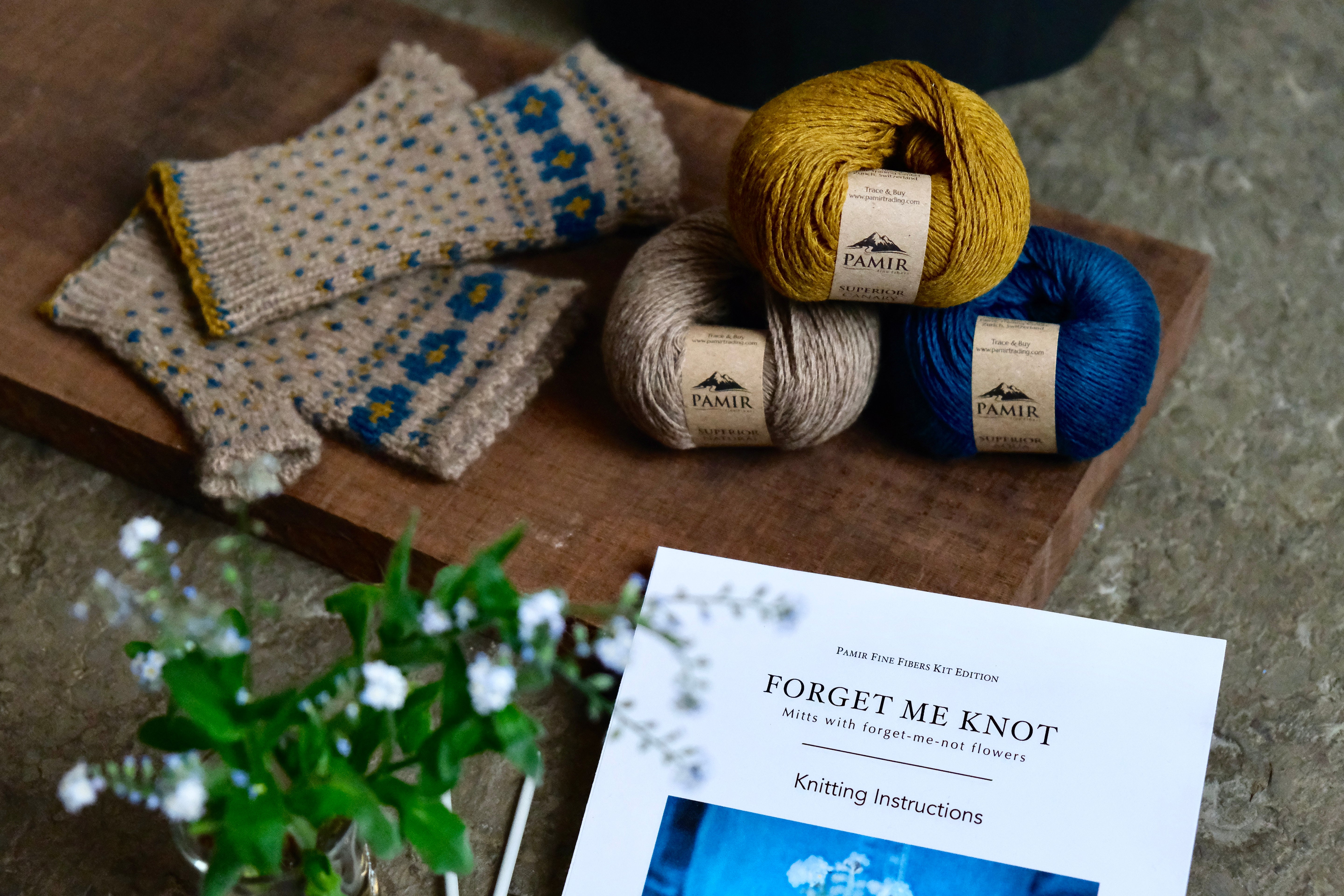 Strickanleitung Forget Me Knot mit Musterstück, Kaschmirknäueln und gedrucktem Heft