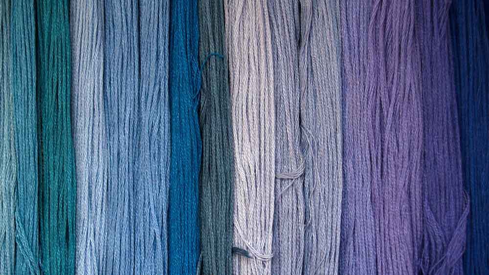 Gefärbte Kaschmirstränge in Blau-, Violett- und Grautönen