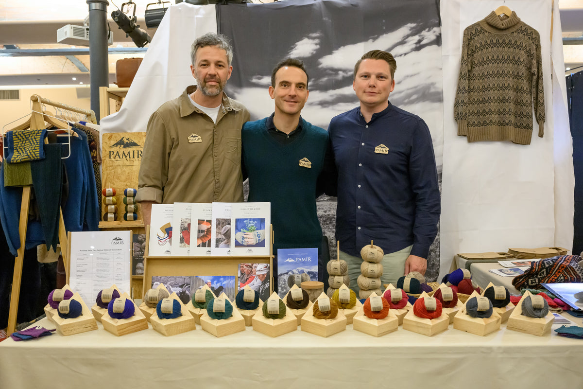 Die Geschäftsleitung von Pamir Fine Fibers an einem Messestand