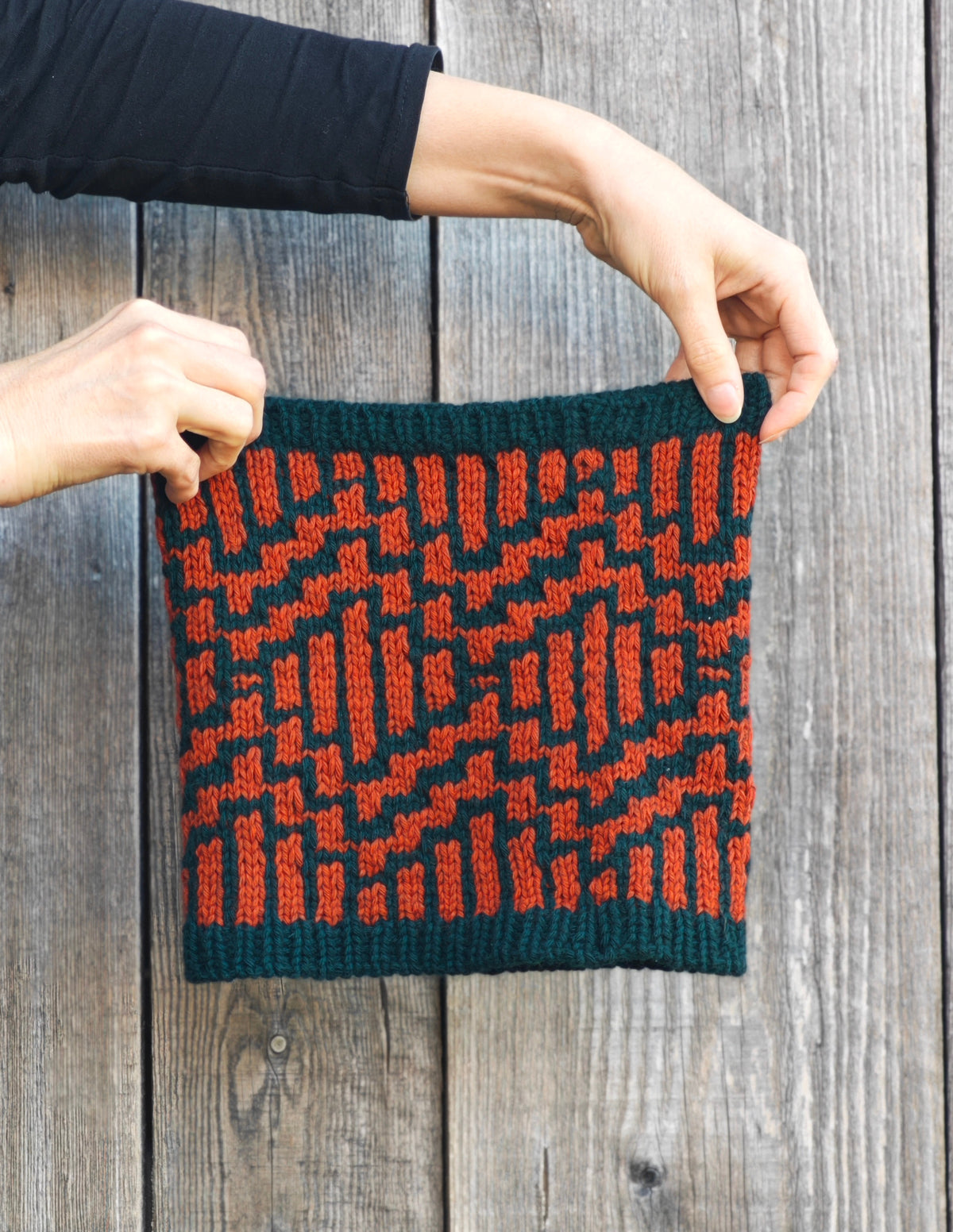 Nuri Cowl von Sidispinnt im Mosaikmuster aus GRAND Bosco und Fire Lily