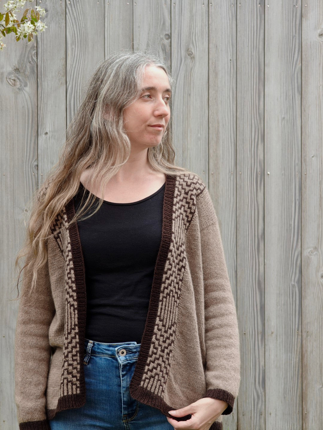 Nuri Cardigan von Sidispinnt mit Mosaikmuster, getragen