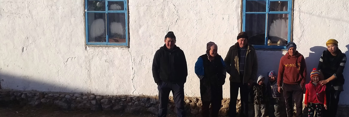 Bauernfamilie vor ihrem Haus in Kirgistan