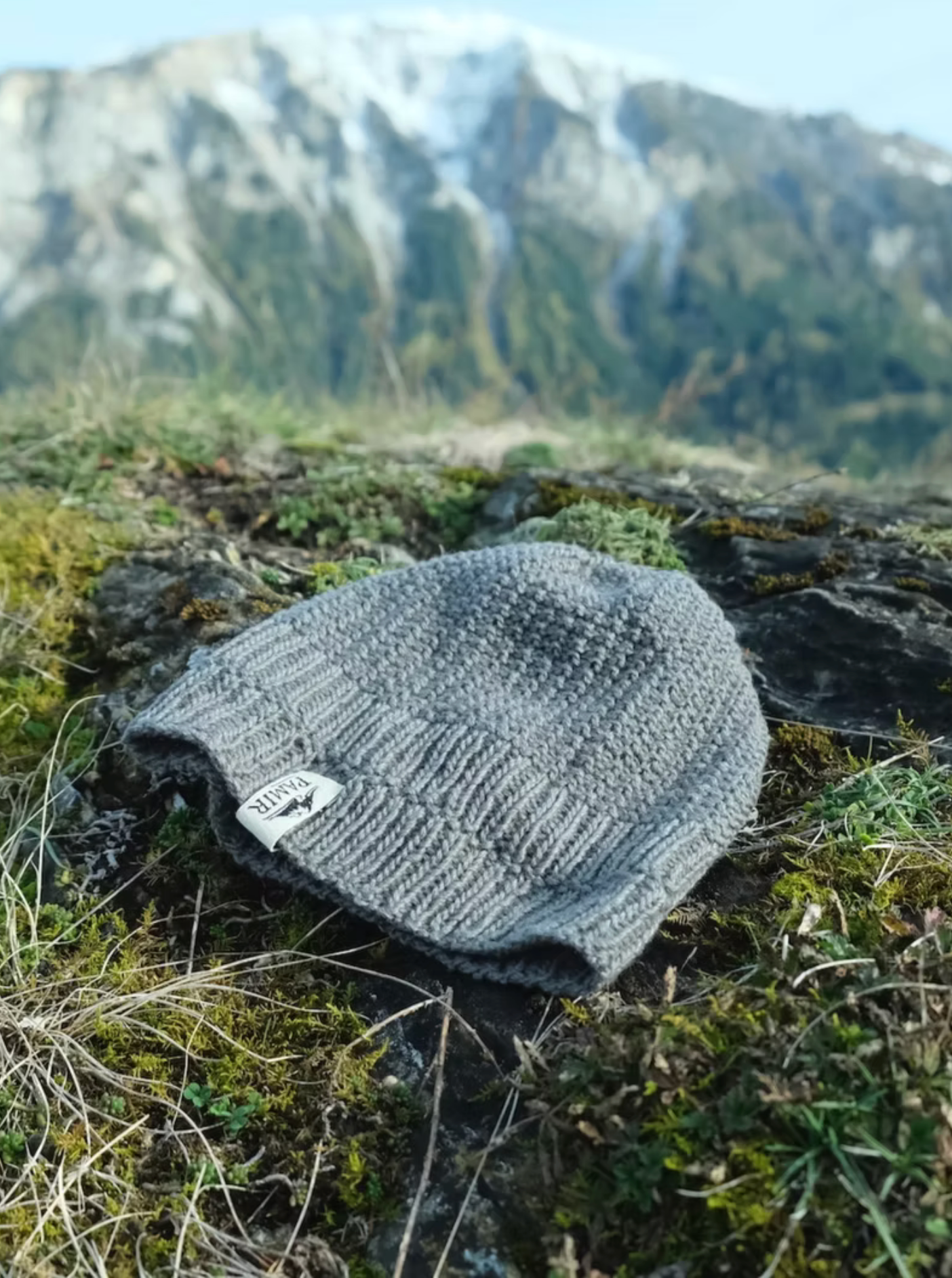 Beanie N#4 aus GRAND Kaschmirgarn in Granite vor Bergpanorama