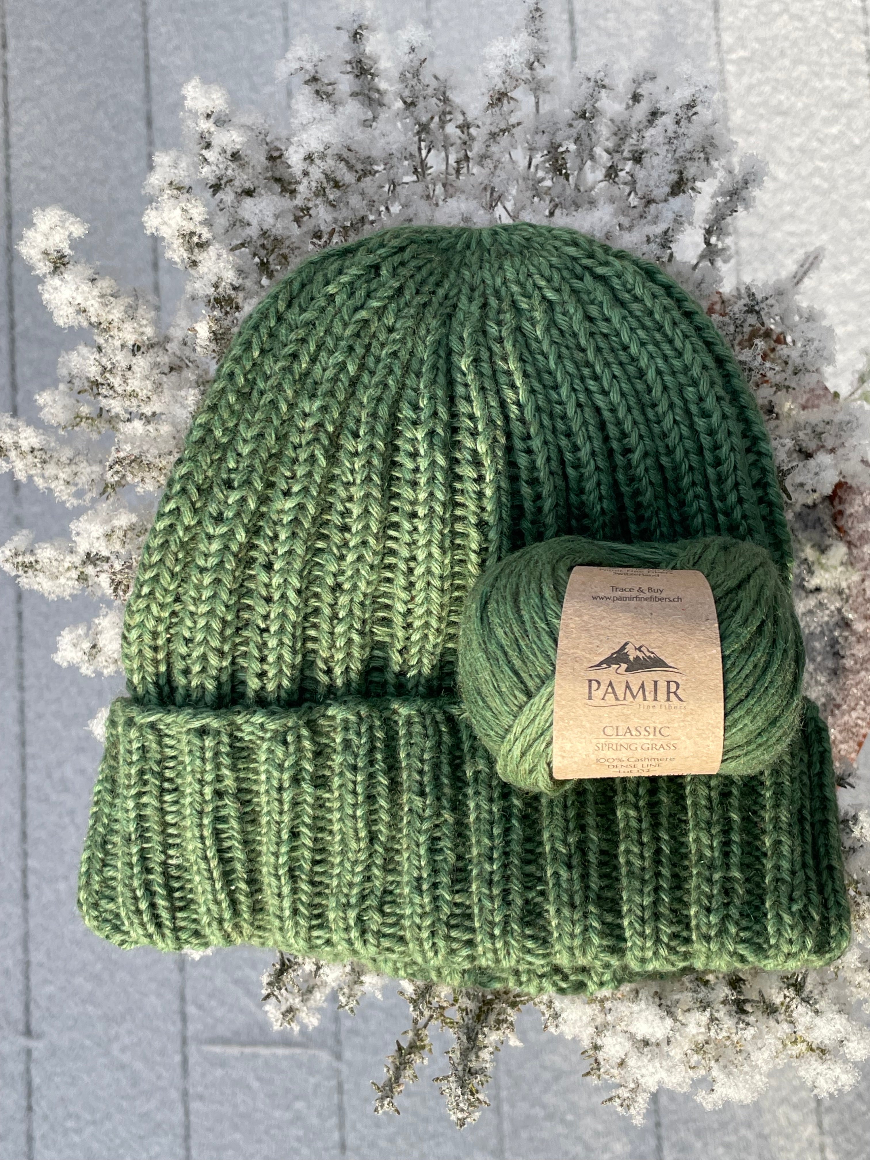Beanie N#6 im Rippenmuster aus grünem CLASSIC Kaschmirgarn mit Pamir Etikett