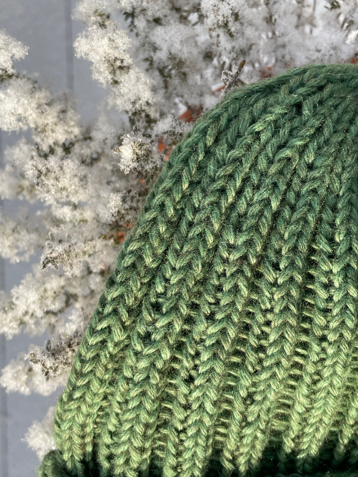 Grüne Beanie N#6 aus Pamir CLASSIC Kaschmir in Nahaufnahme