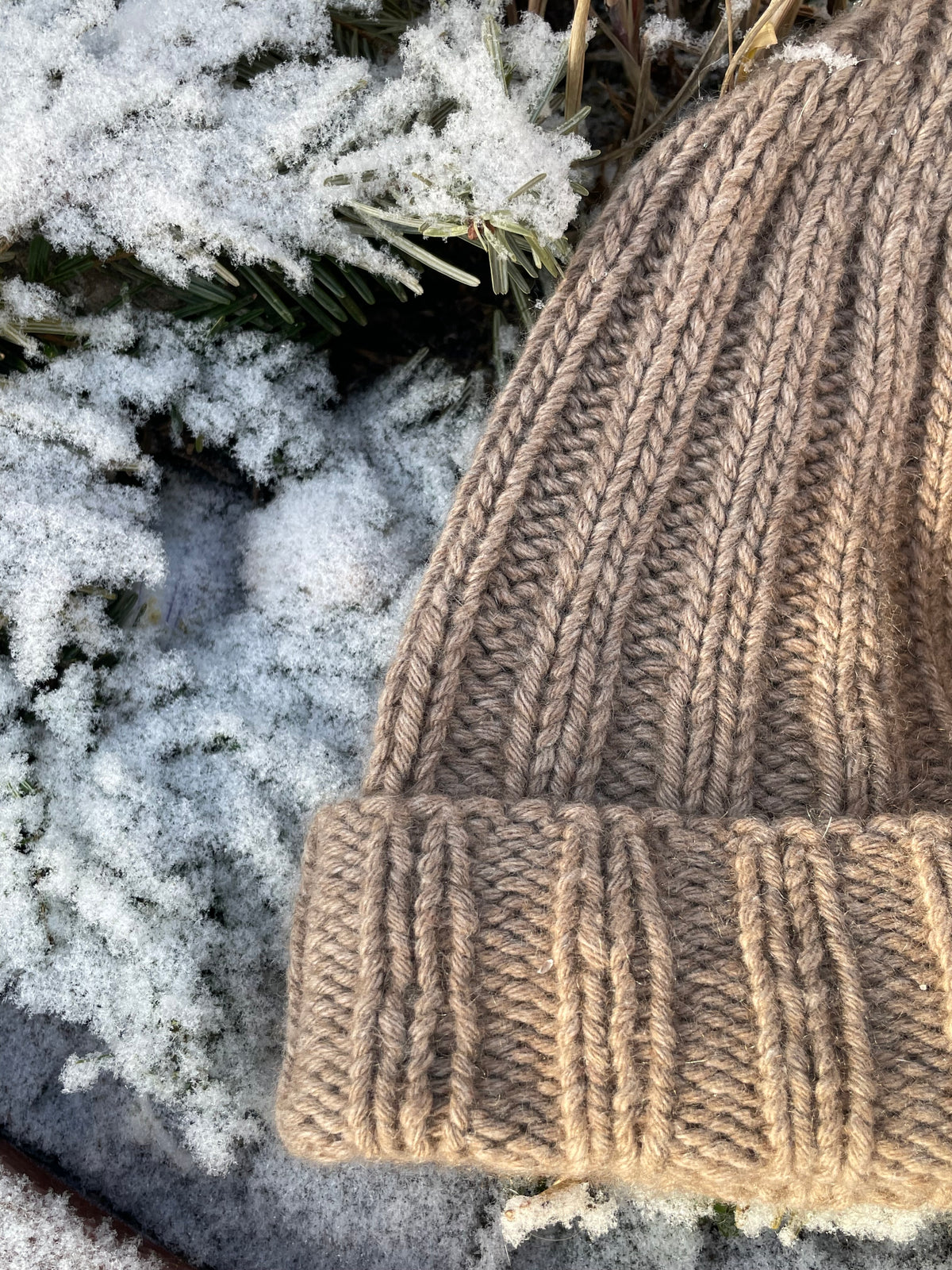 Fischermütze aus zwei Knäueln GRAND Kaschmir in Natural im Winterlicht
