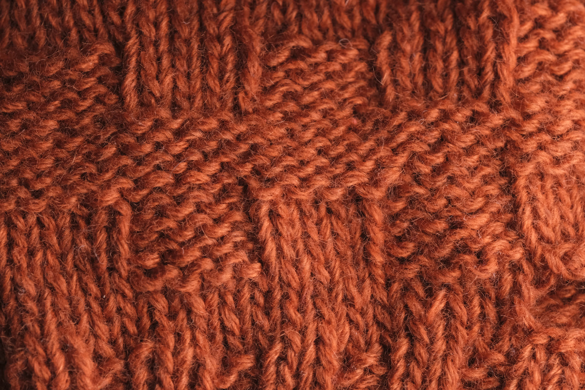 Gestricktes Kaschmir in Fire Lily, Nahaufnahme der Maschenstruktur