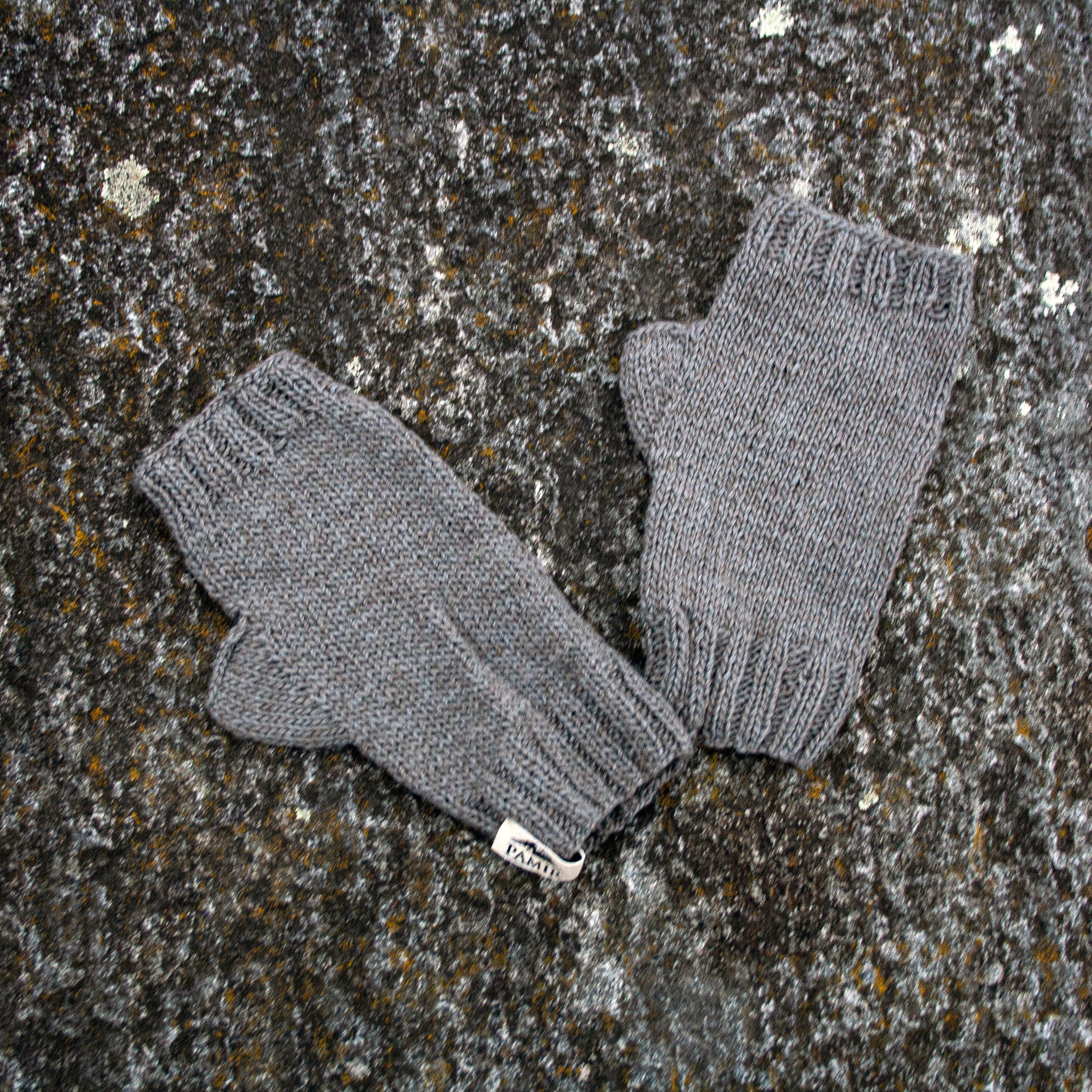 Fingerlose Halbhandschuhe aus SUPERIOR Kaschmirgarn in Granite, paarweise ausgelegt