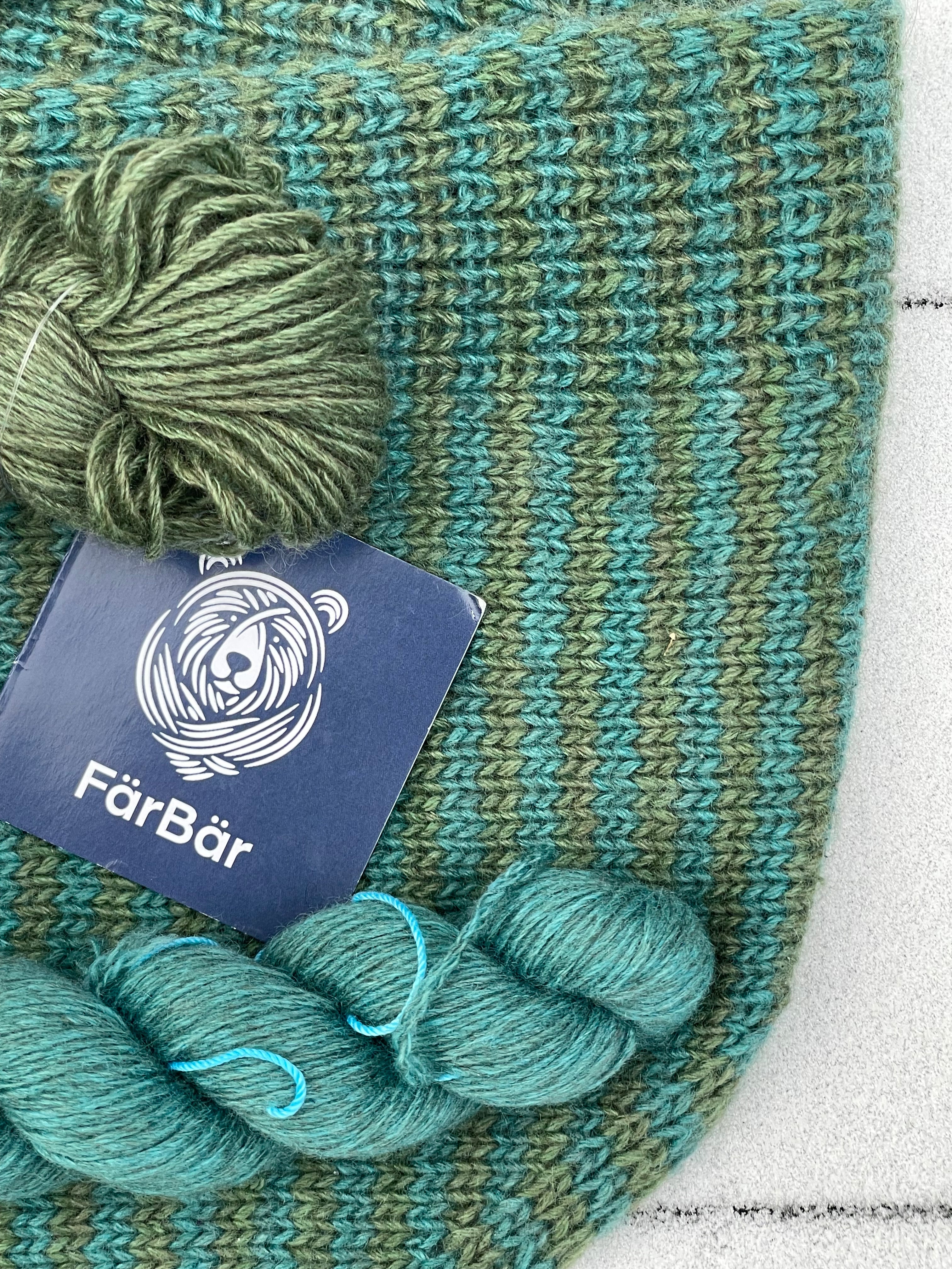 Jackie Bandana gross in handgefärbtem Grün und Blau neben zwei Kaschmirsträngen