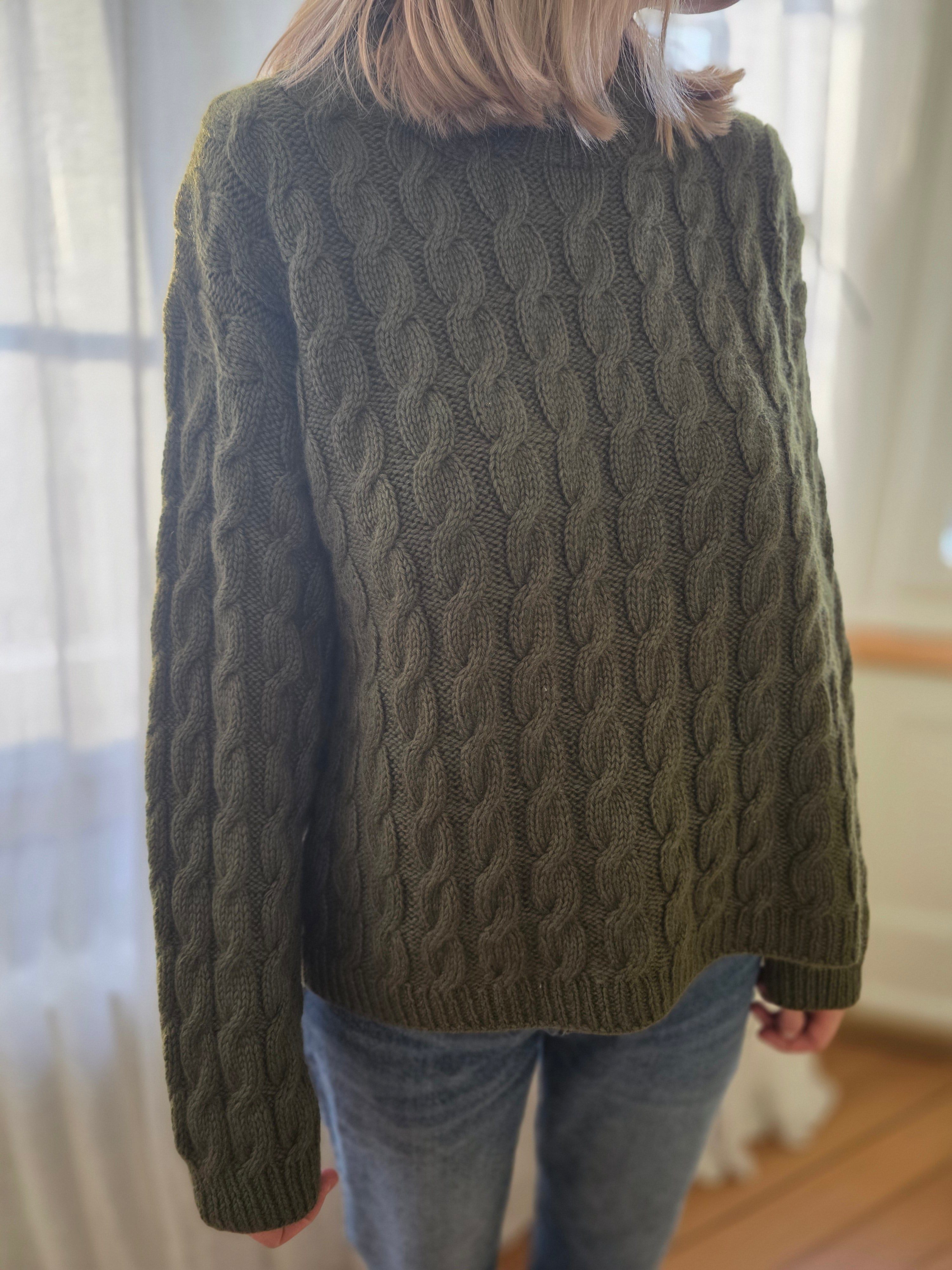 Sweater No. 15 von My Favourite Things mit Zopfmuster in Oliv, getragen