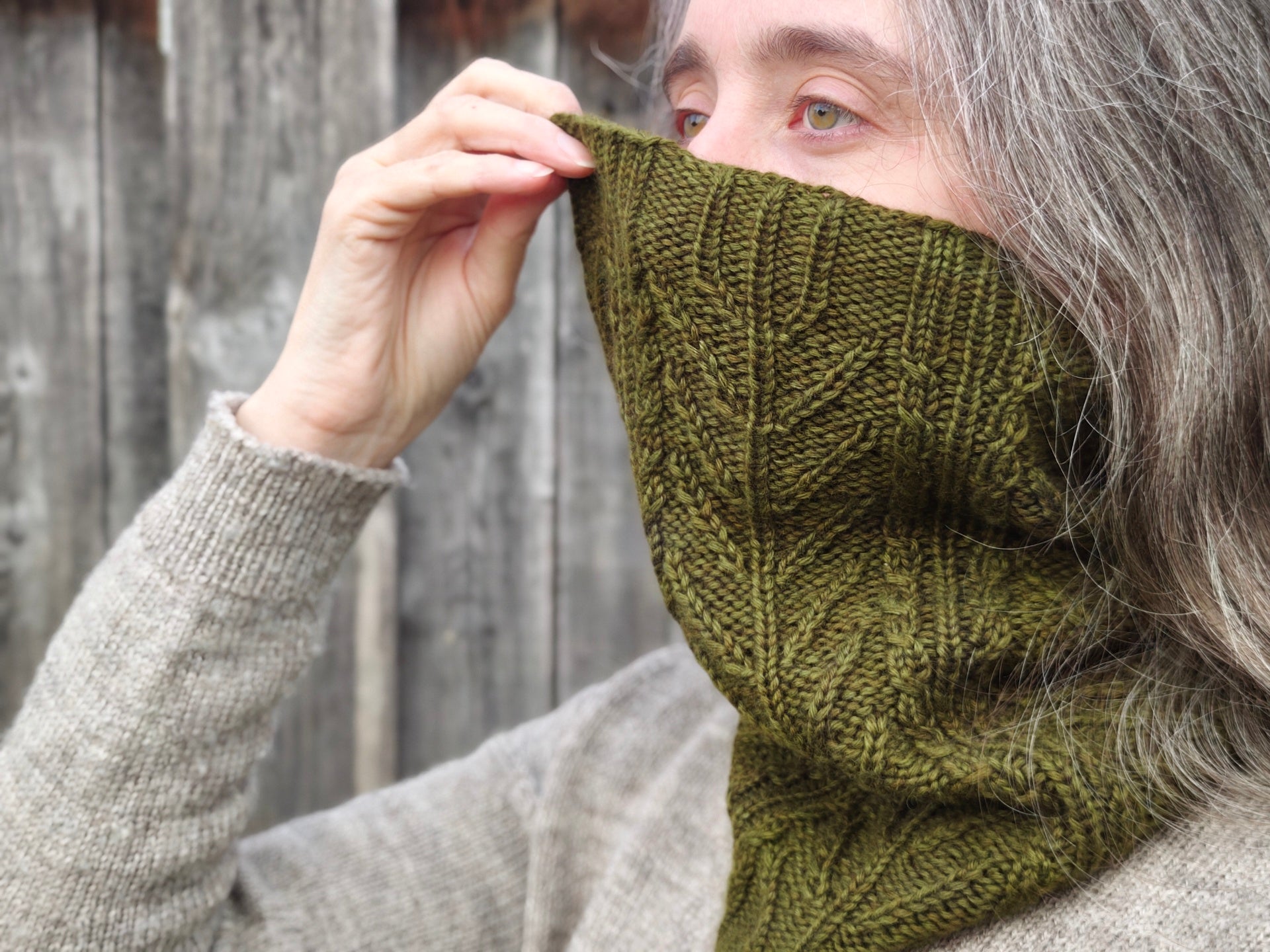 Frau trägt den olivgrünen Sylva Cowl aus Pamir CLASSIC Kaschmirgarn