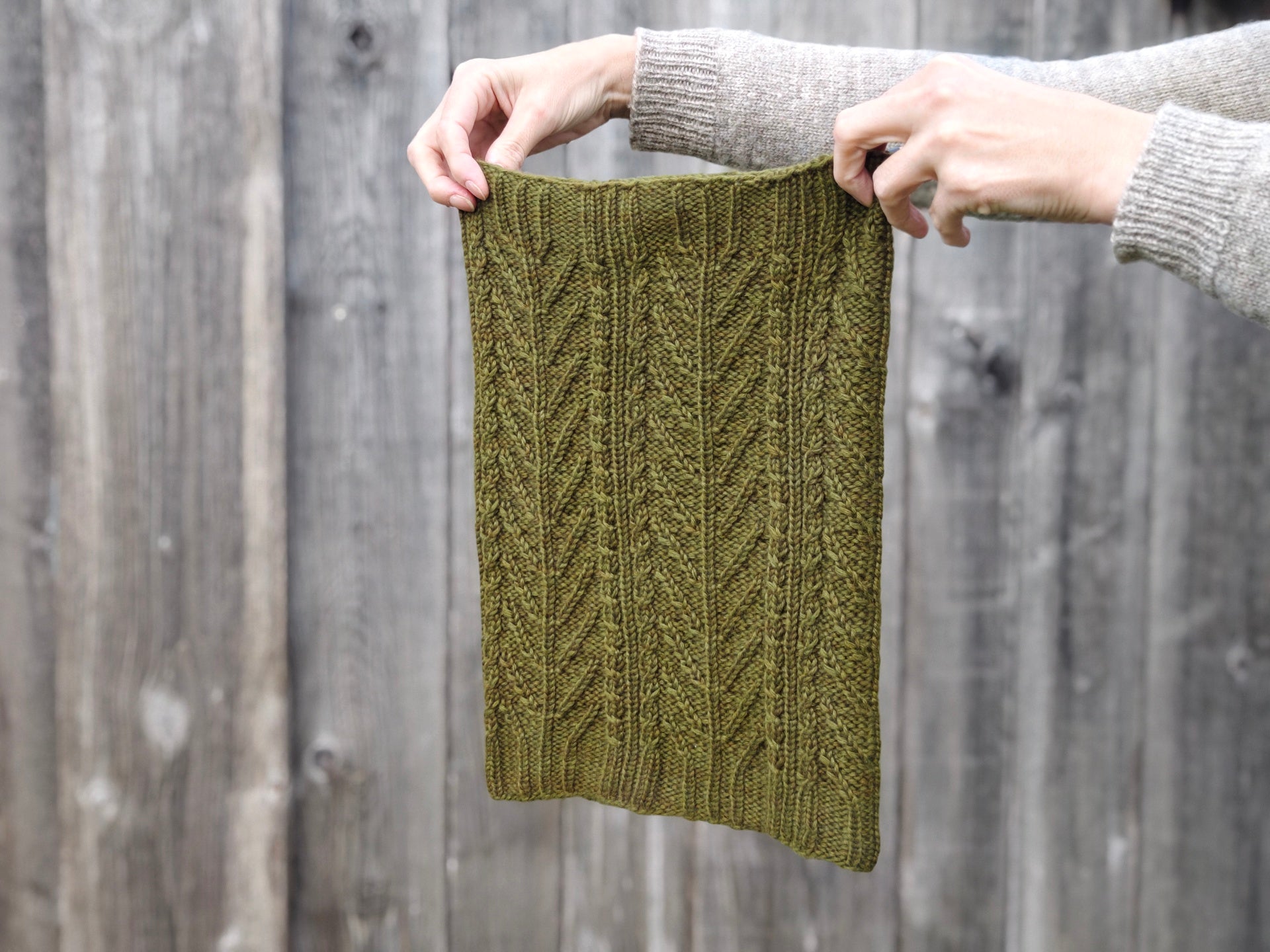 Sylva Cowl von Sidispinnt aus CLASSIC Kaschmirgarn in Olive mit Zopfmuster