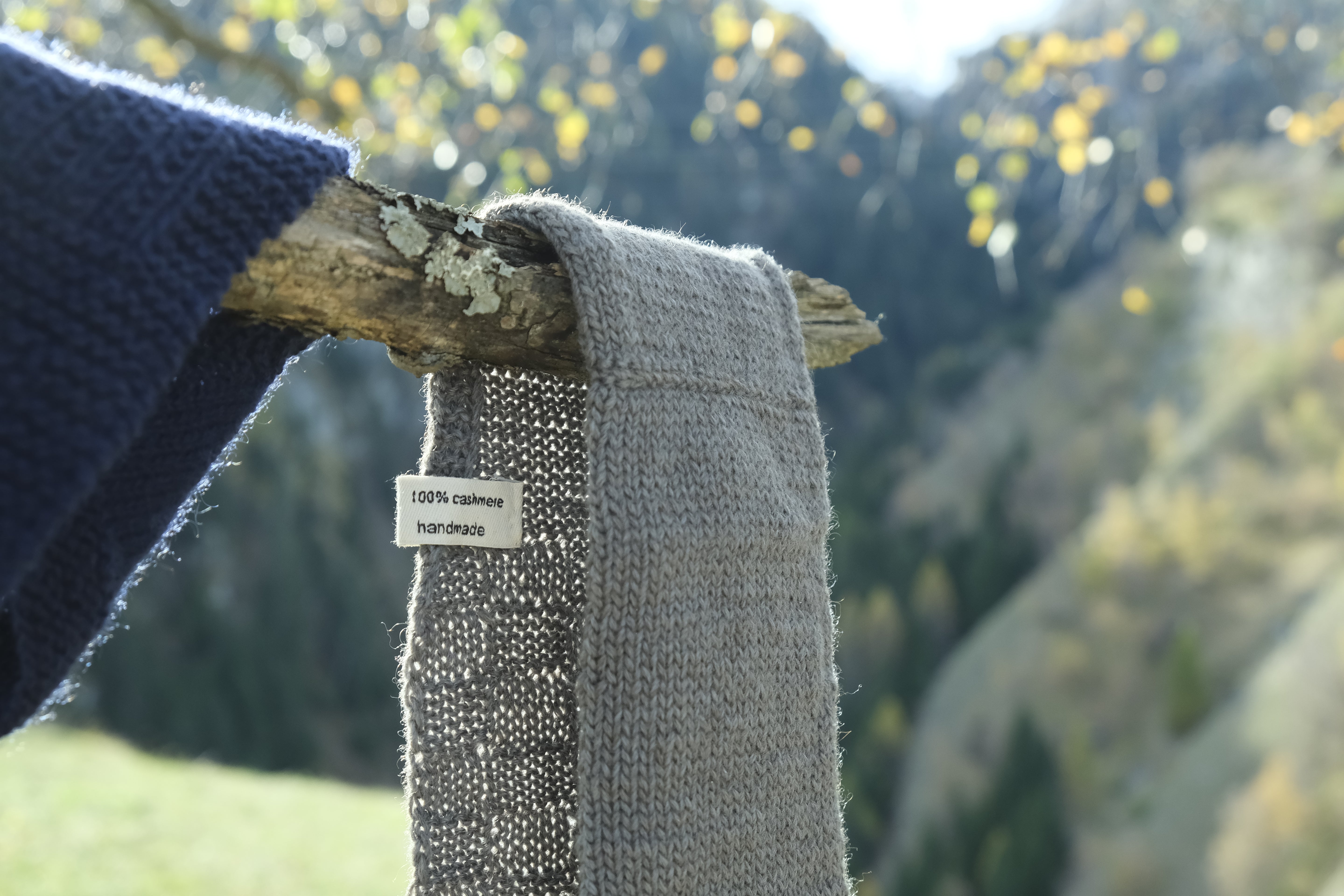 Banderole mit der Angabe 100 % Kaschmir an einem Strickstück