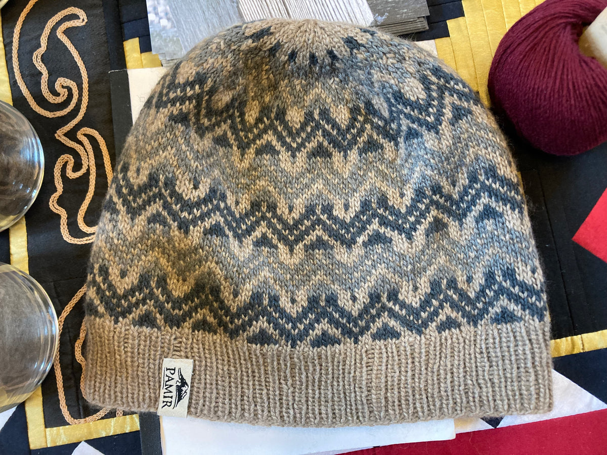 Beanie We love Wool mit Fair-Isle-Muster in Natural, Carbon und Granite