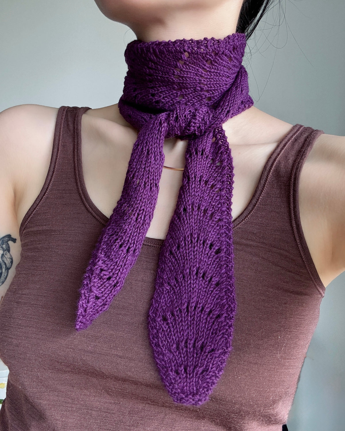 Pamir Scarf von Skeinny Dippin in Lavandula, zu einem Trägertop getragen