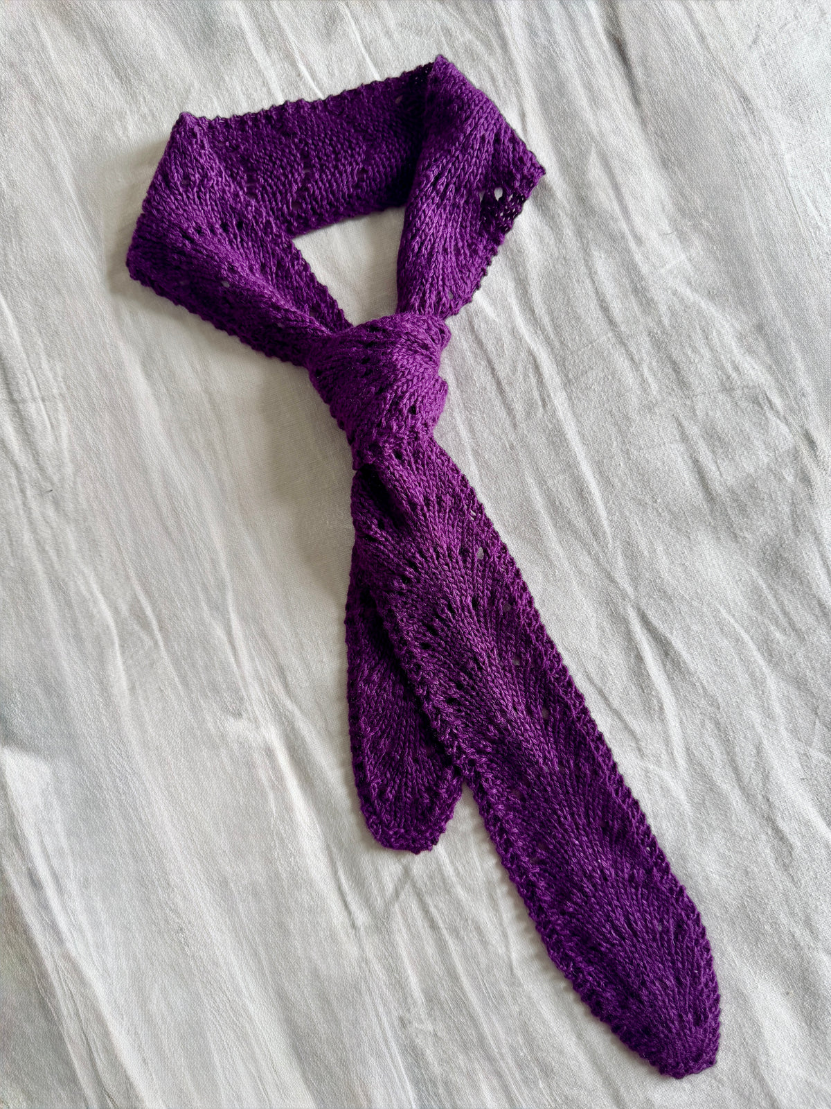 Pamir Scarf aus einem Knäuel SUPERIOR Kaschmirgarn in Lavandula, auf Holz ausgelegt