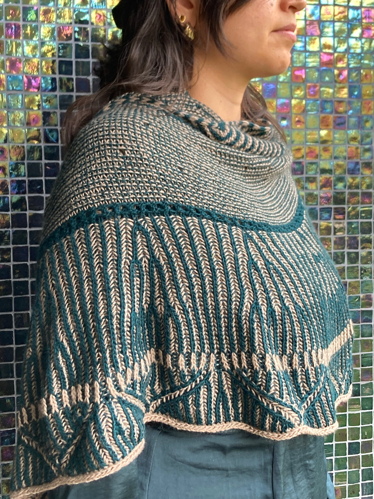 Tuch Stepping Stones von Julie Knits in Paris, getragen