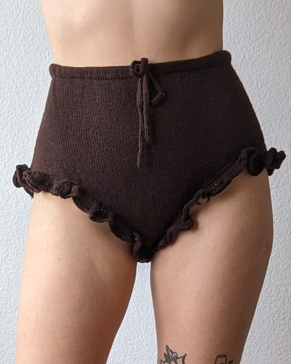 Tekla Bloomers von Milena Pauliina aus Kaschmir, getragen